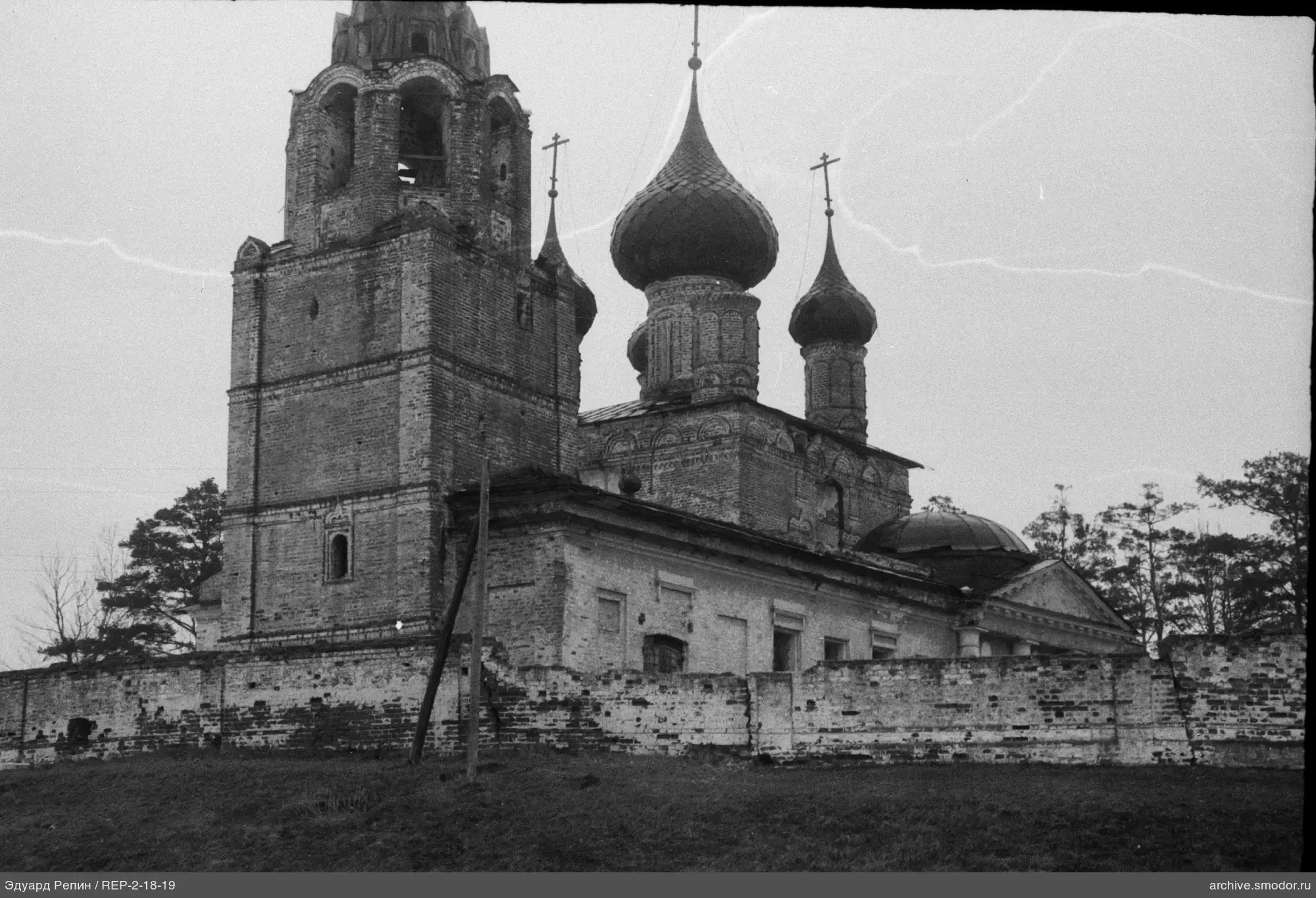 Steingebäude der Kirche mit Kuppeln und Glockenturm
