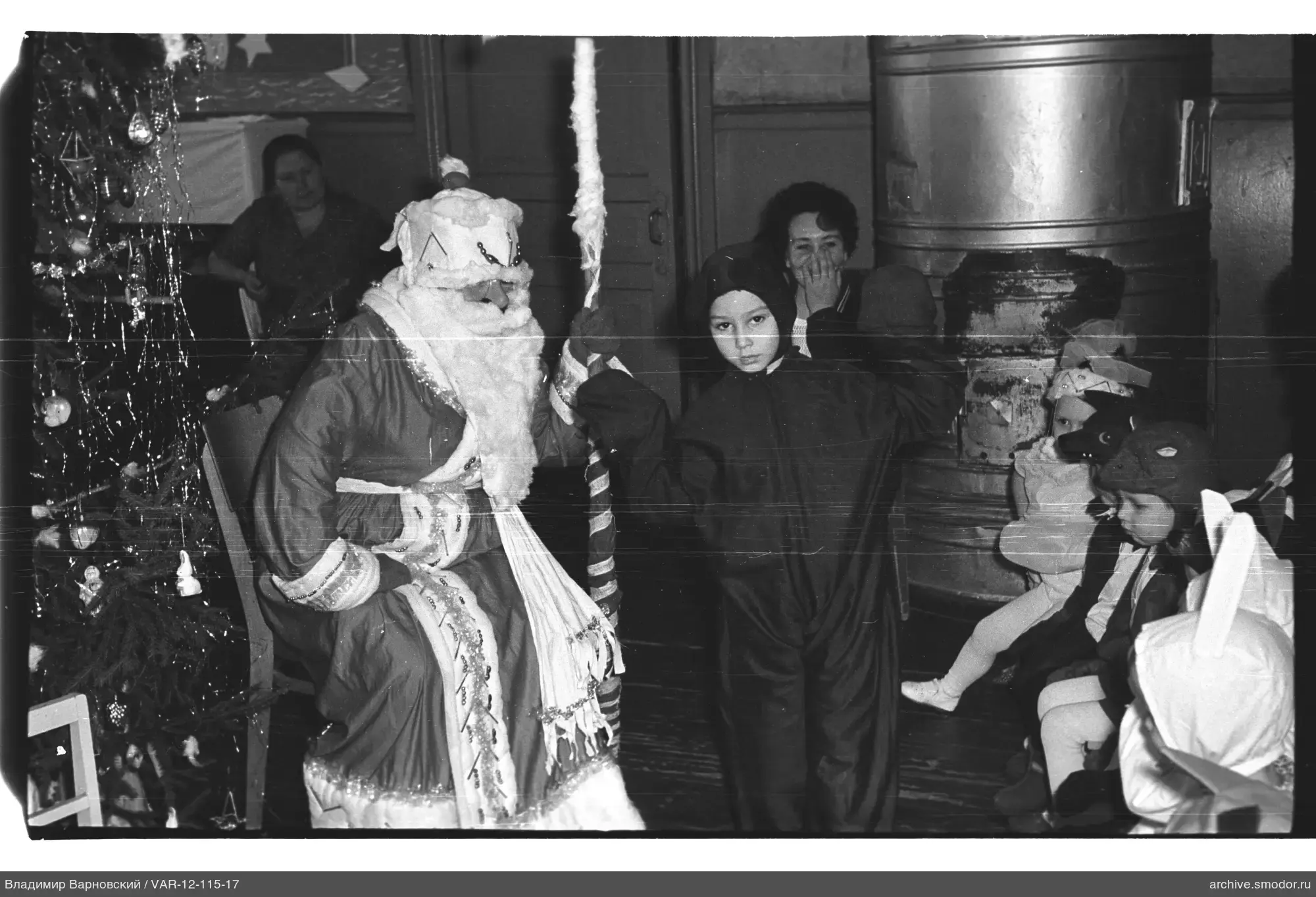 Mann im Ded Moroz Kostüm und Kinder