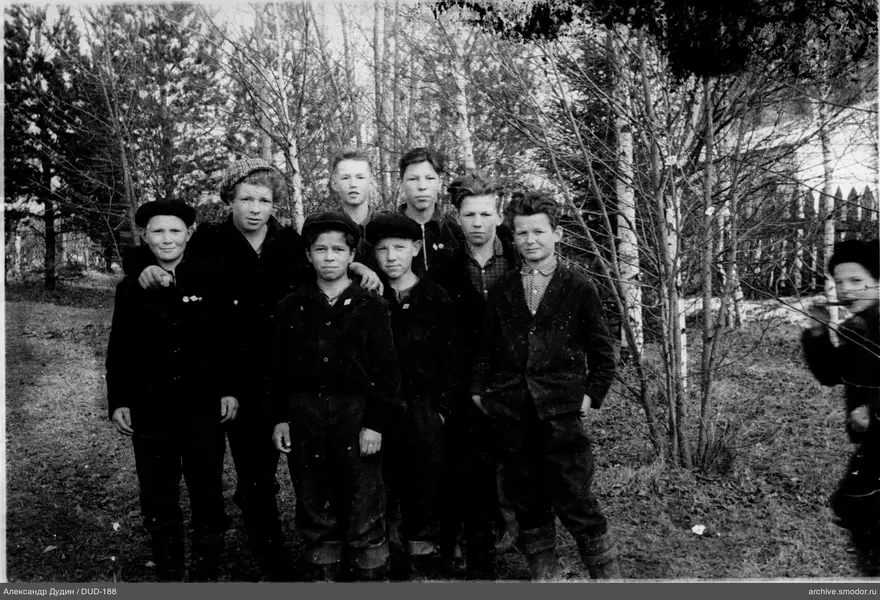 Группа мальчиков на природе