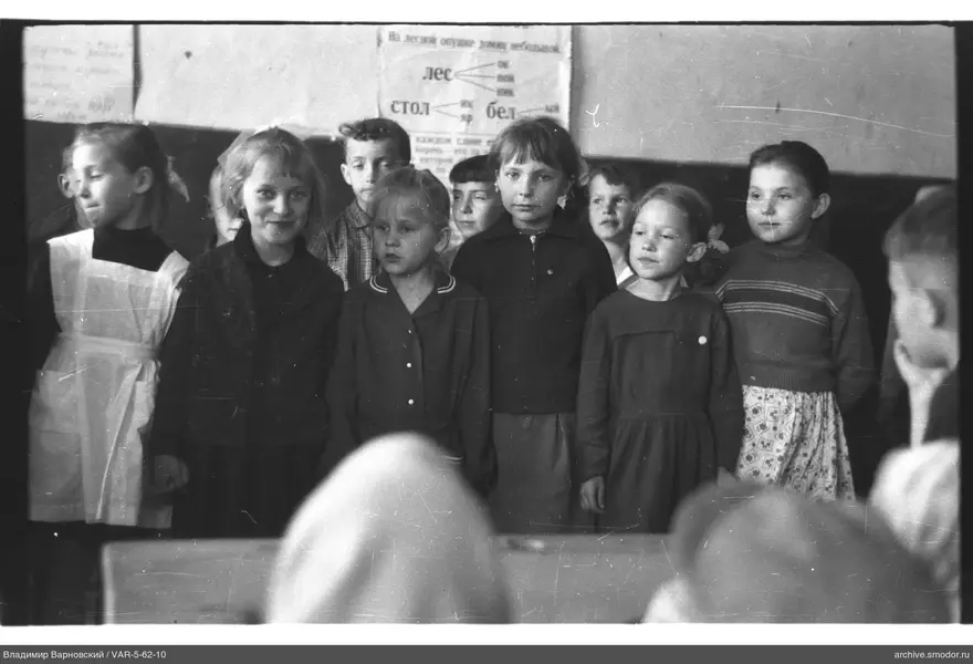 Gruppe von Kindern vor Lehrplakaten