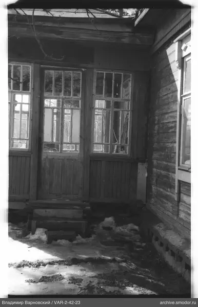 Holzveranda mit Fenstern und Tür