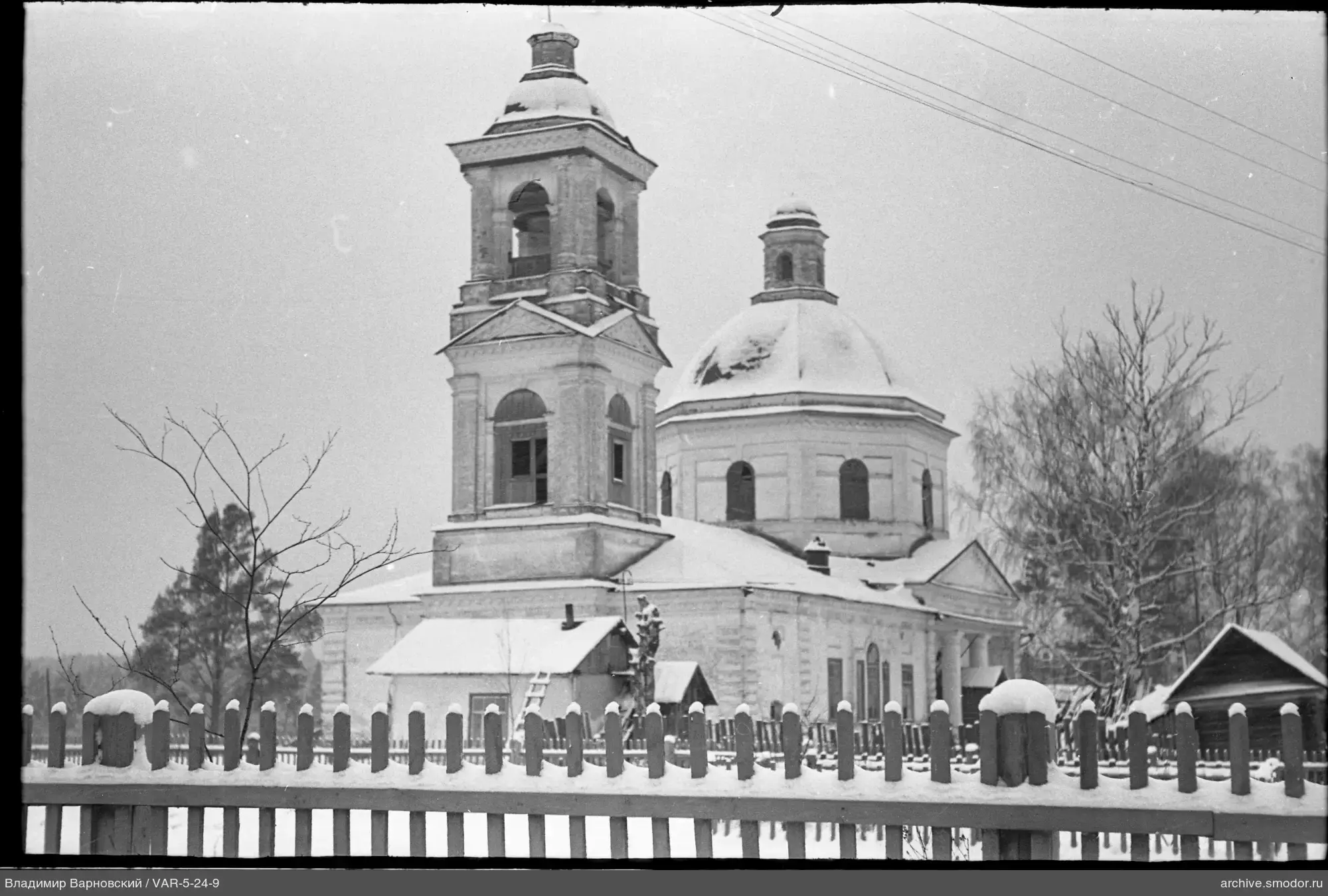 Steinkirche mit Glockenturm und Kuppel im Schnee