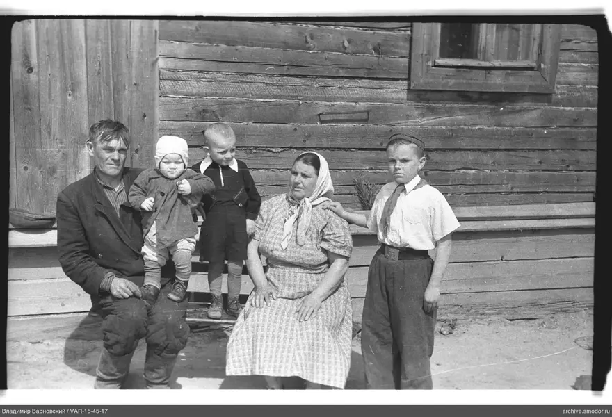 Gruppenporträt mit Frau und Kindern