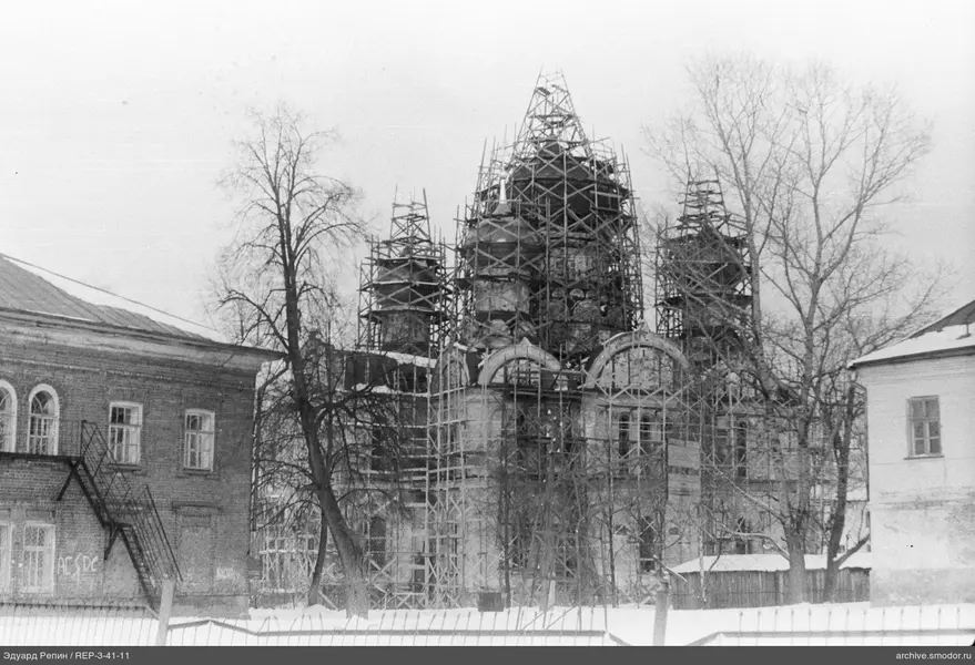 Steingebäude mit fünf Kuppeln und Gerüsten