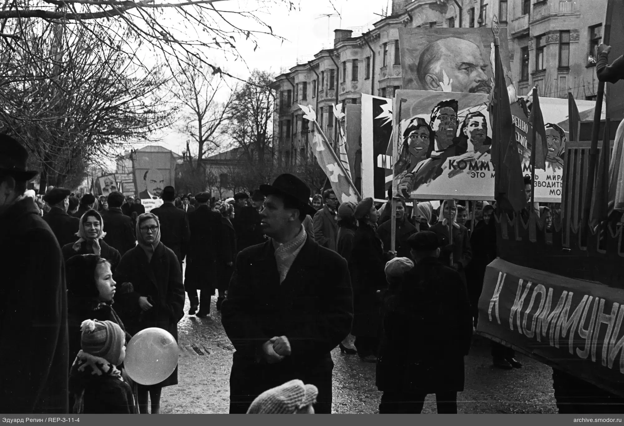 Группа людей с плакатами и флагами на улице