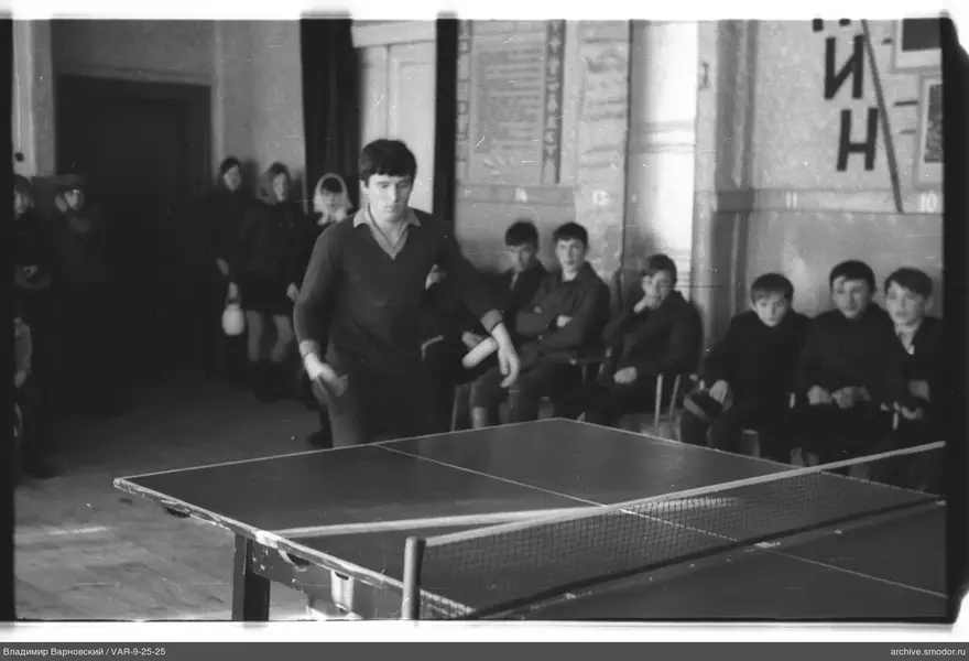 Junger Mann spielt Tischtennis