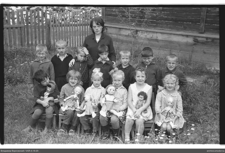Gruppe von Kindern und Erwachsenen auf dem Foto