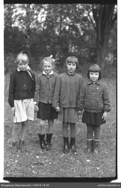 Gruppe von Mädchen auf dem Gras