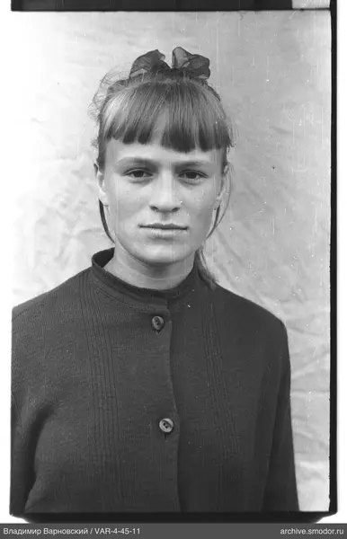 Porträt einer Frau im dunklen Cardigan