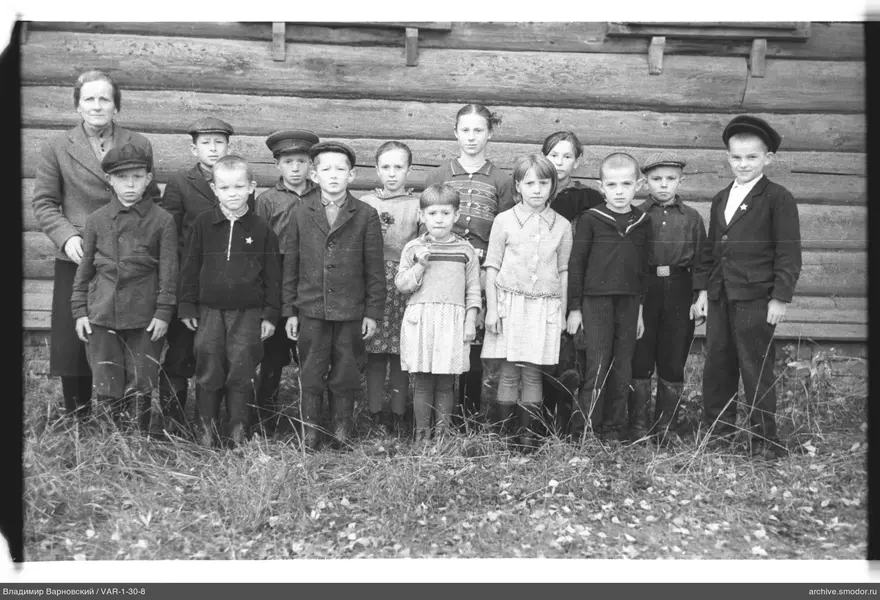 Gruppenporträt von Kindern und Frau