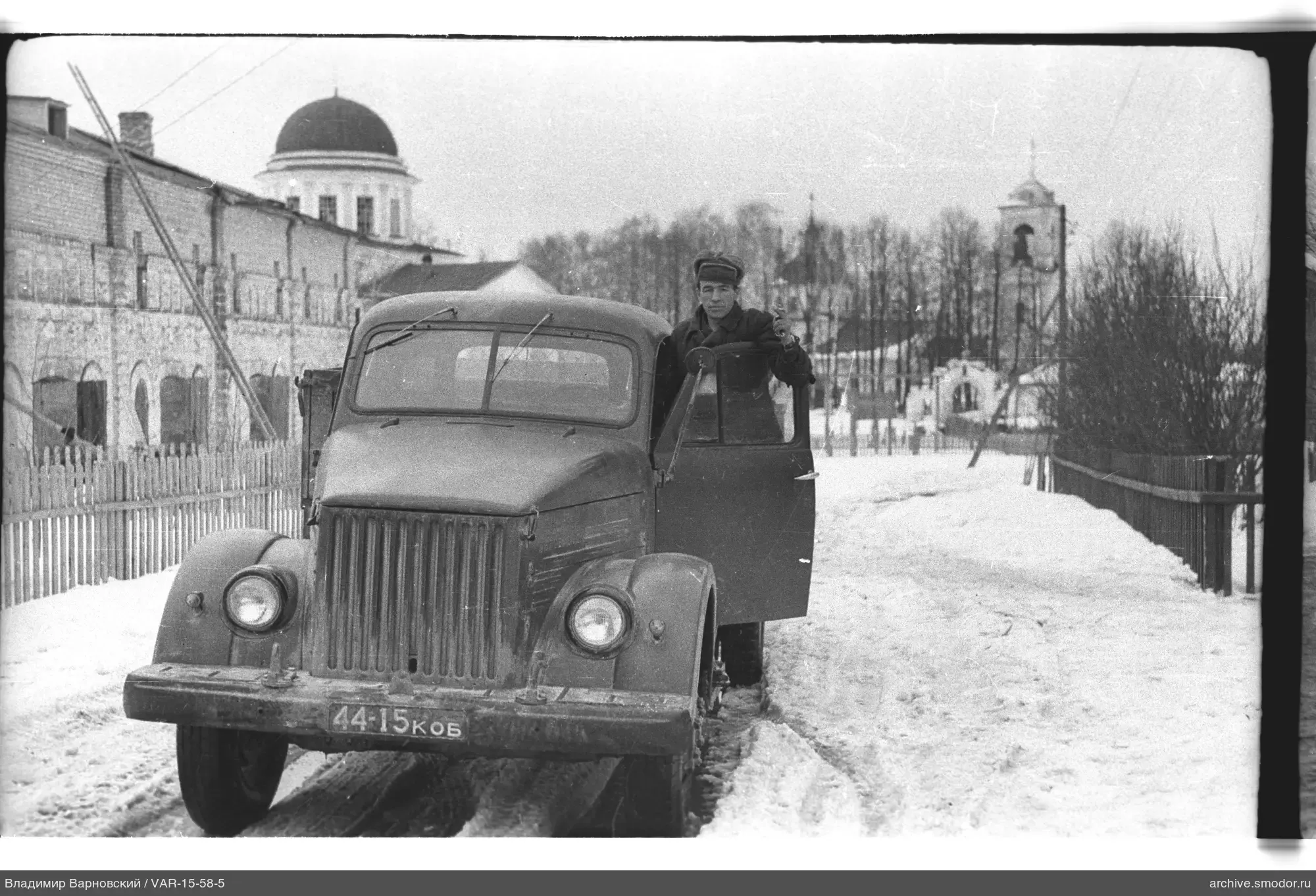 Мужчина в грузовом автомобиле у церкви