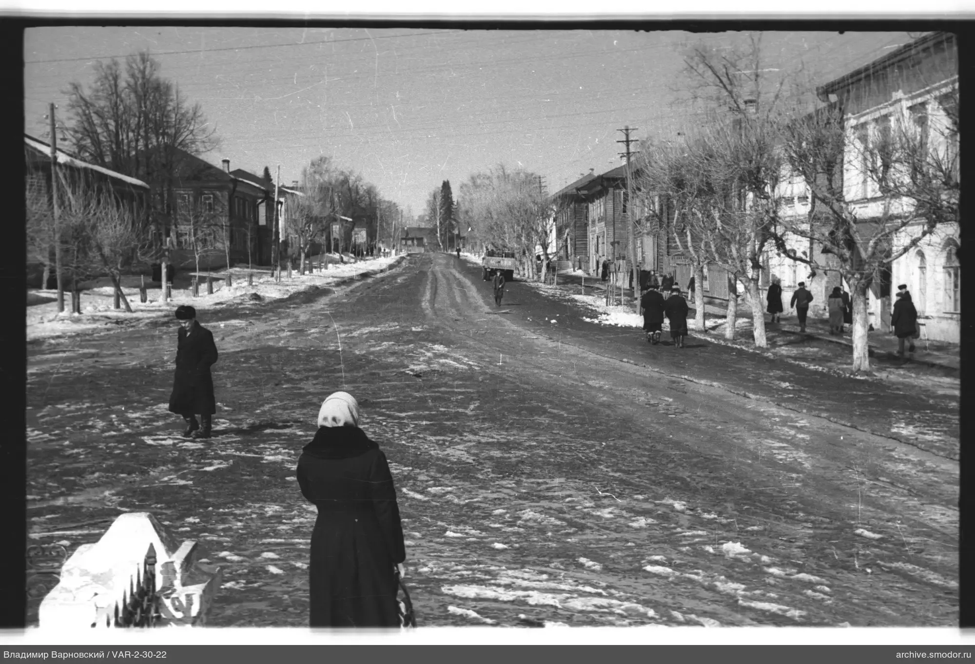 Улица с пешеходами и домами