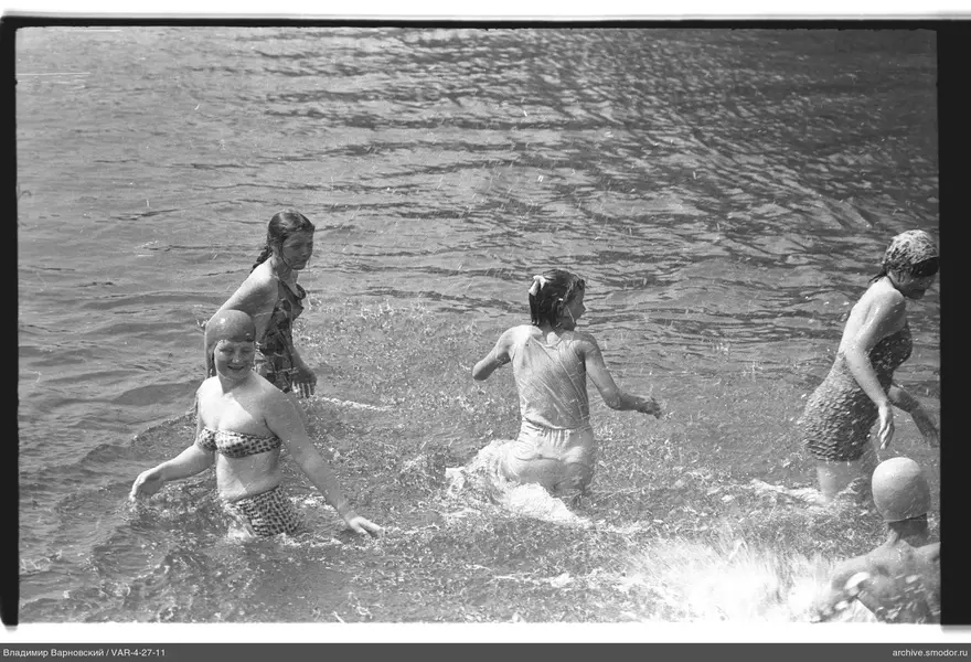 Mädchen im Wasser bei Veranstaltung