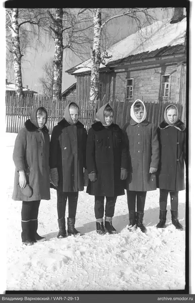 Gruppenporträt von Mädchen im Schnee