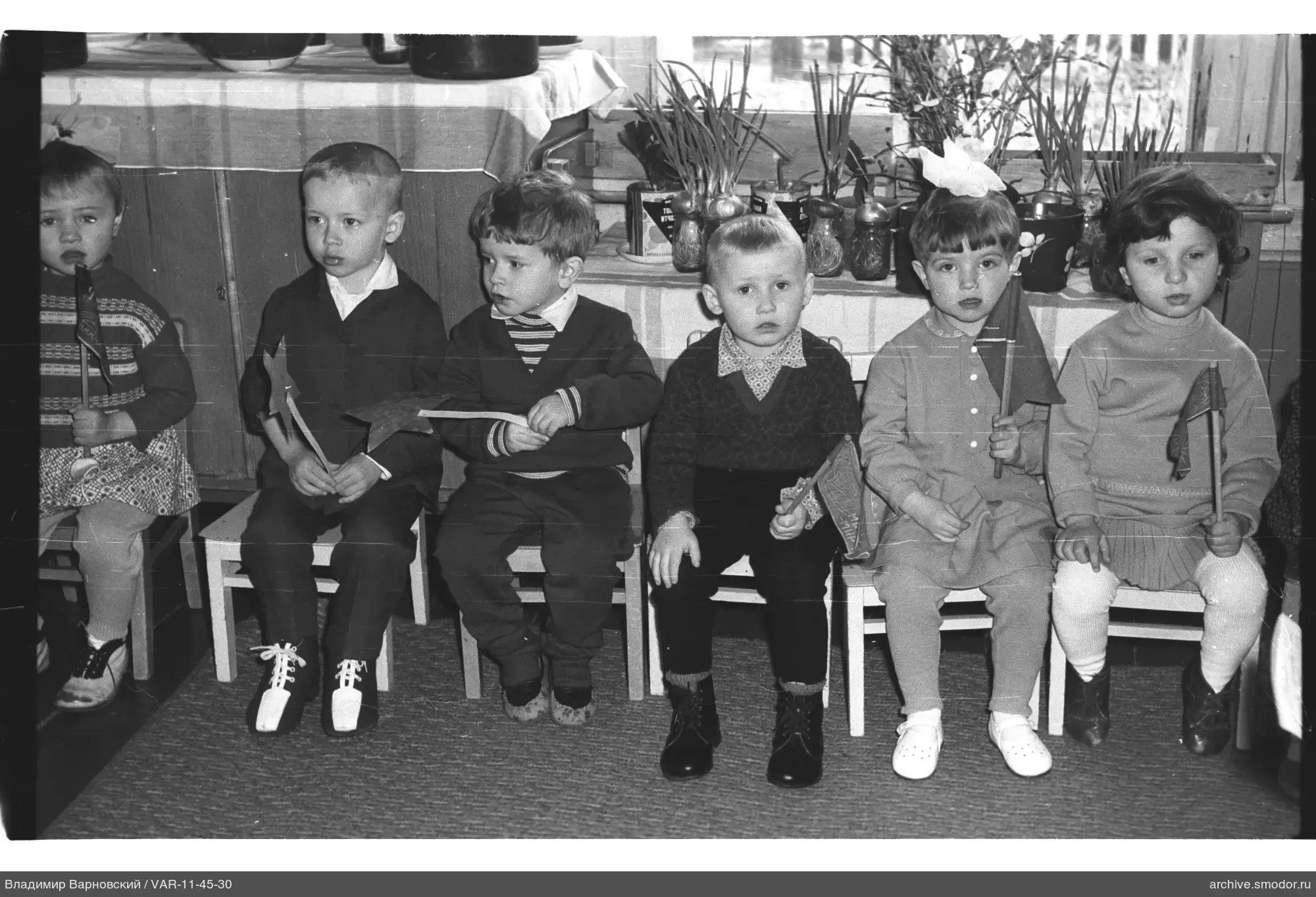 Gruppe von Kindern mit Fähnchen