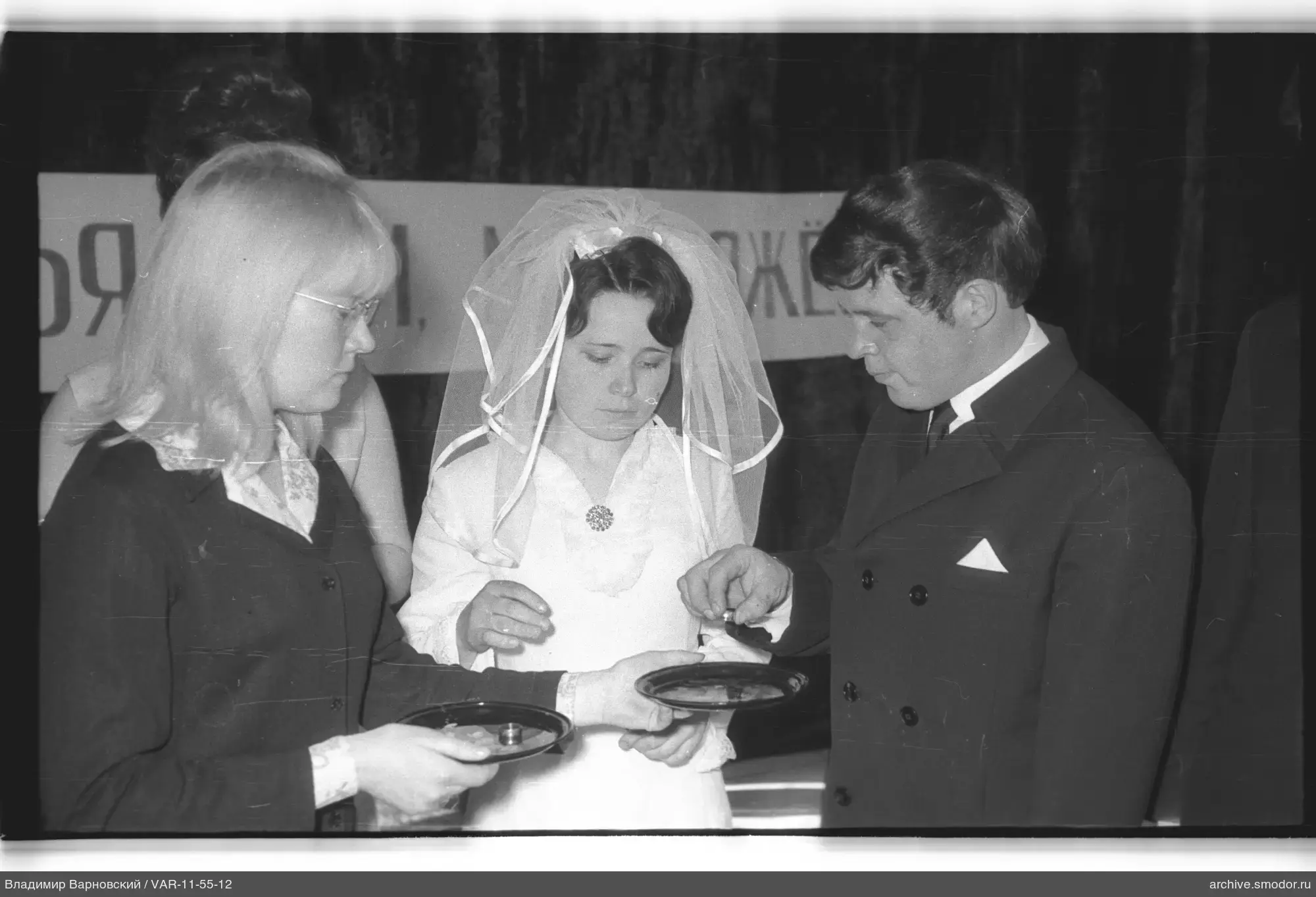 Frau mit Ring bei Veranstaltung