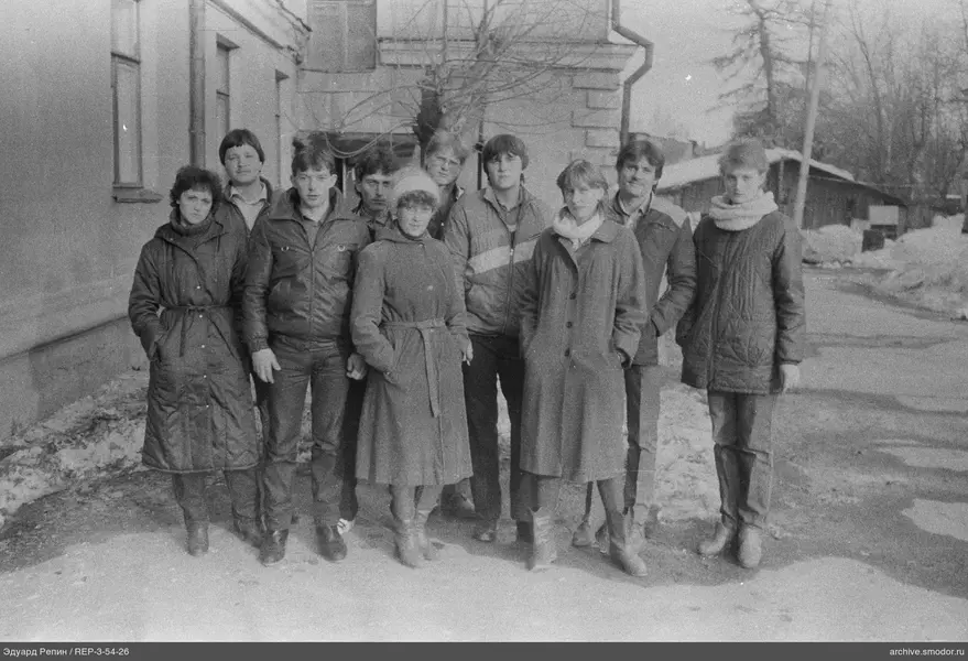 Gruppe junger Menschen im Winter draußen