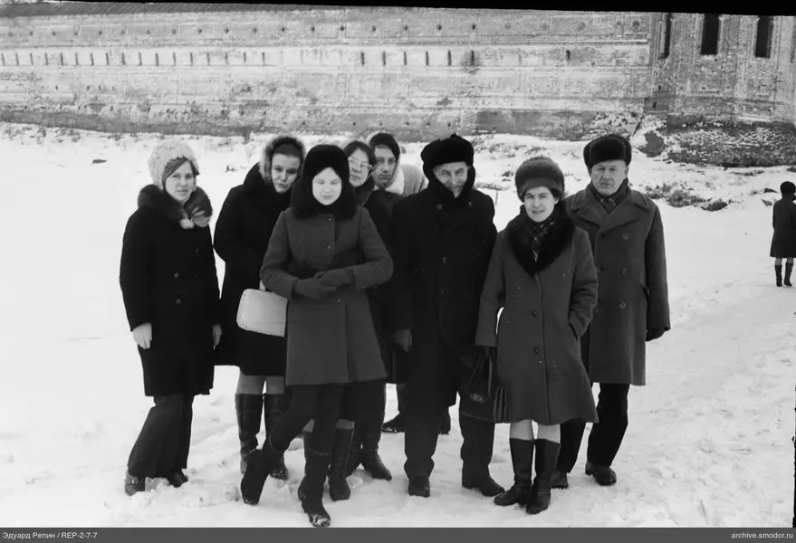Gruppe vor Steinmauer mit Schießscharten im Schnee