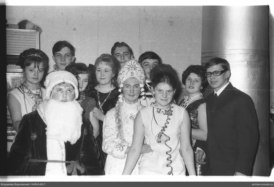 Gruppenporträt mit Ded Moroz und Snegurochka