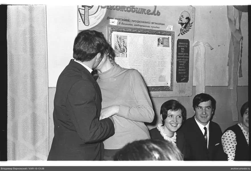 Man kissing woman at event