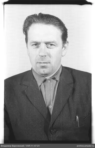 Porträt eines Mannes in dunkler Jacke