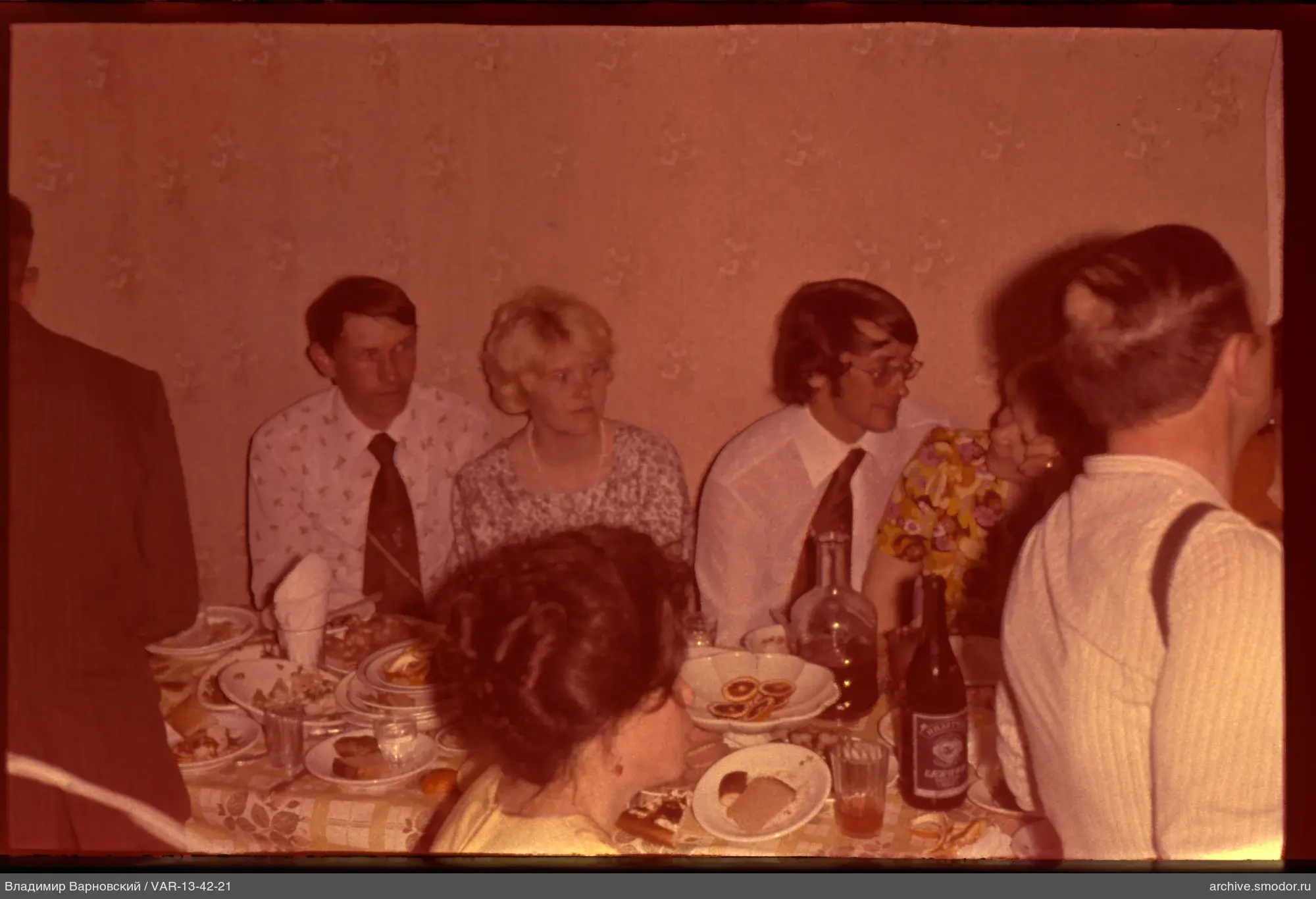 Gruppe bei Tisch mit Essen und Getränken
