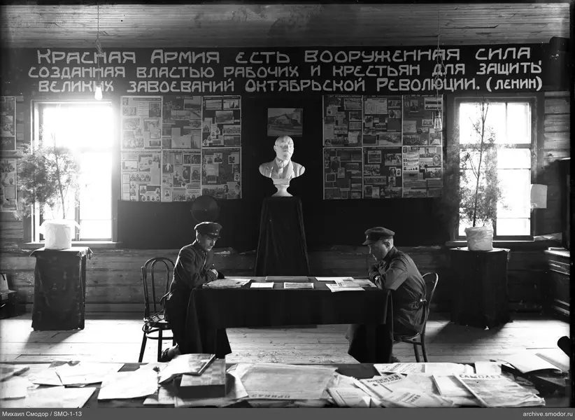 Мужчины за столом с бюстом Ленина