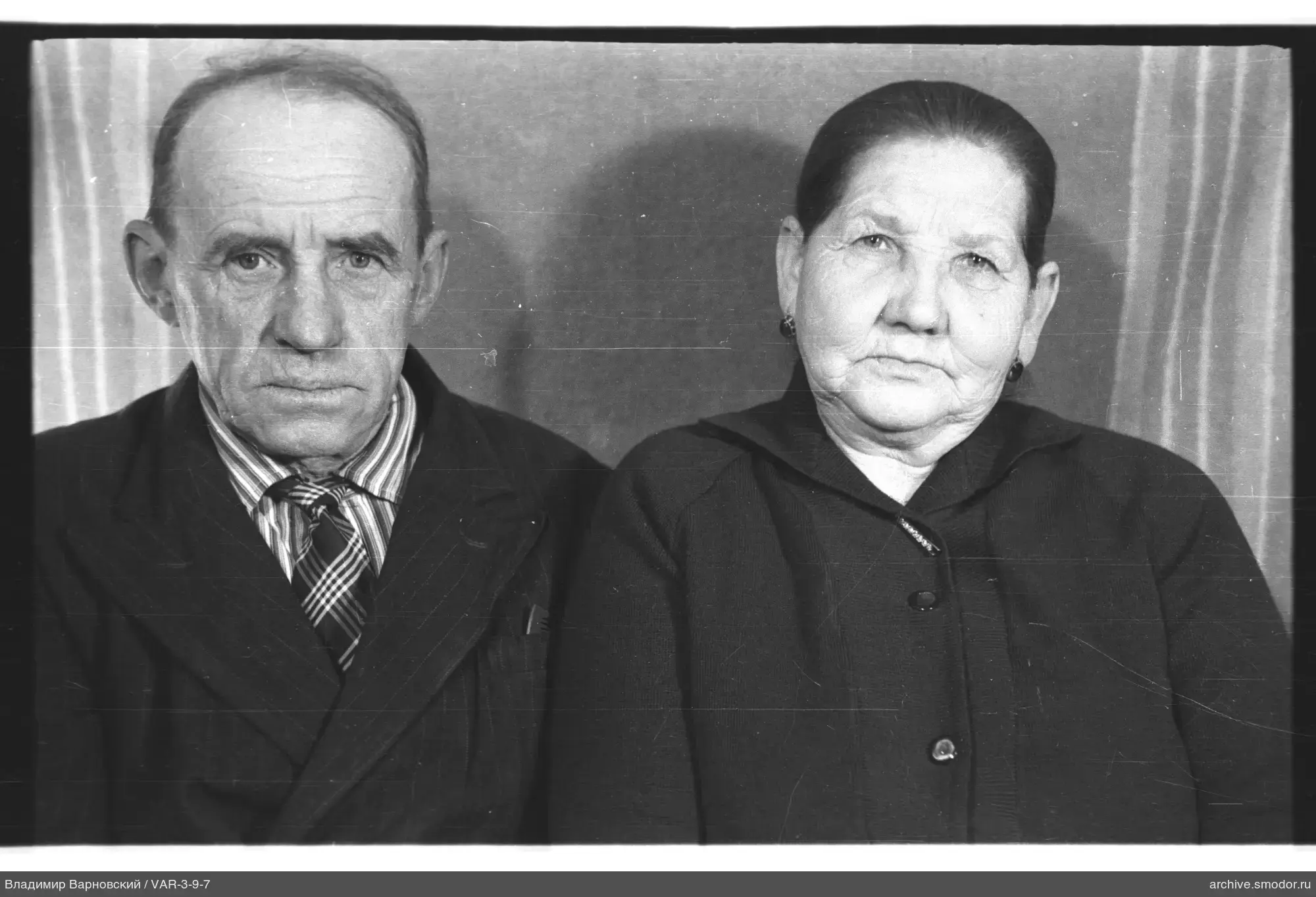 Мужчина и женщина на групповом портрете