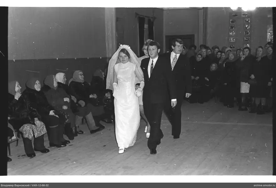 Frau und Mann gehen Hand in Hand