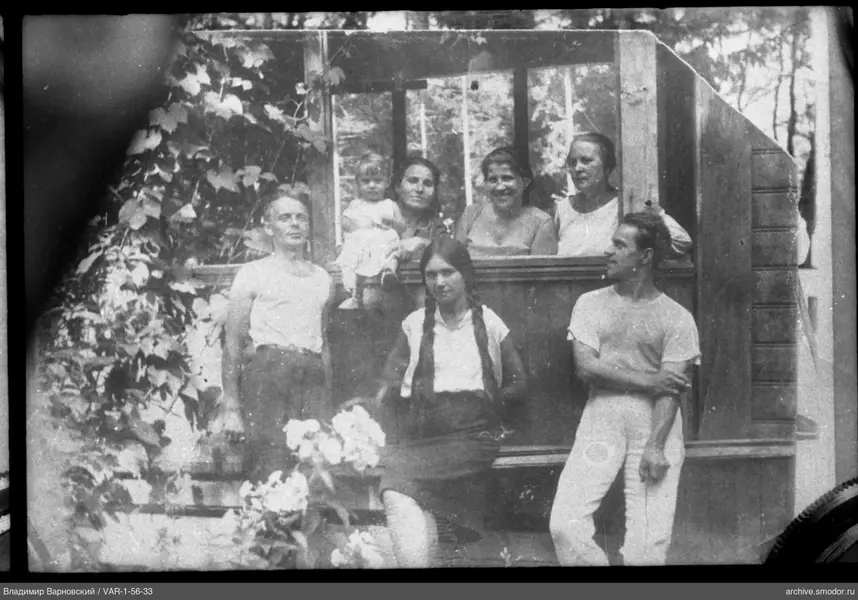 Gruppenporträt am Holzgebäude