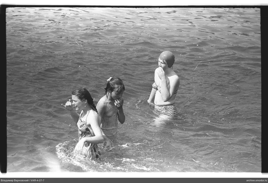 Drei Mädchen im Wasser