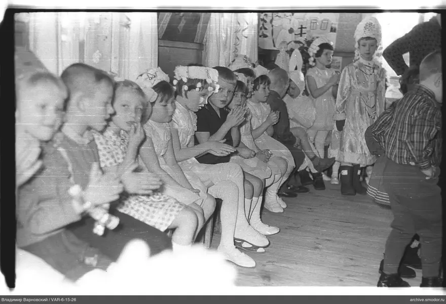 Gruppe von Kindern auf einer Bank