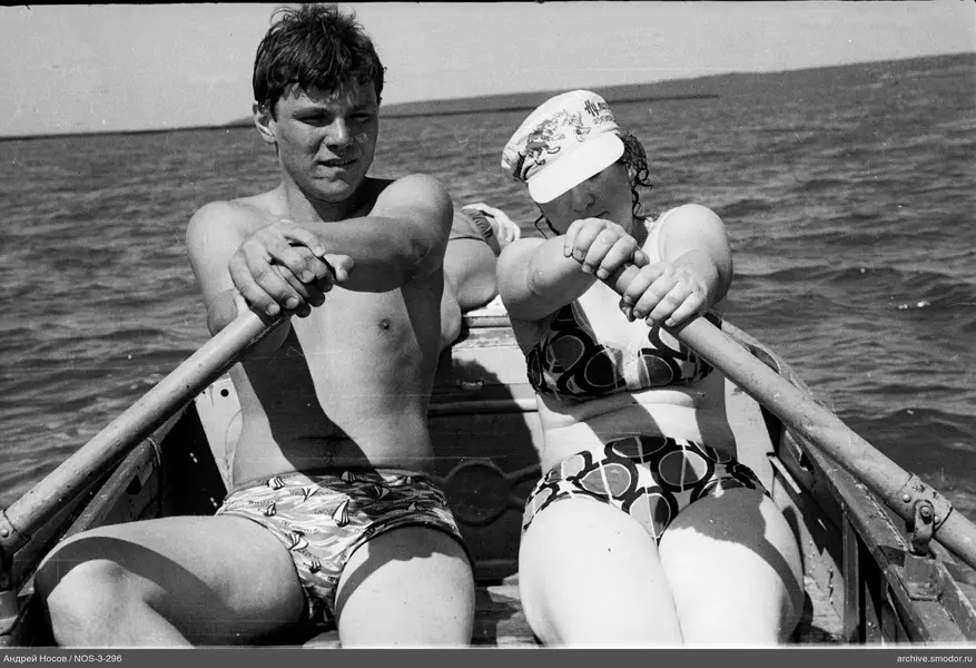 Мужчина и женщина в лодке на воде