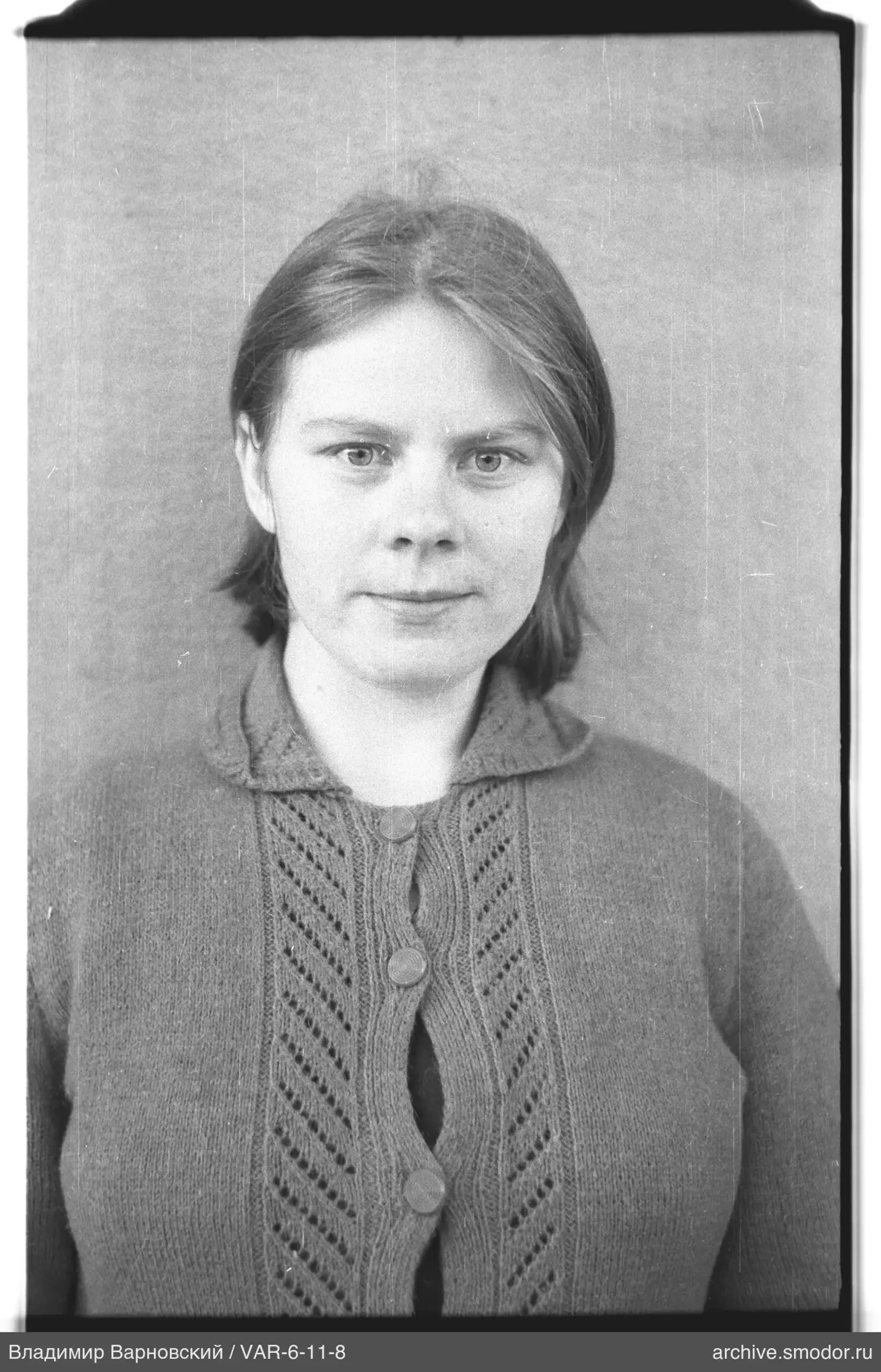 Porträt einer Frau im gestrickten Cardigan