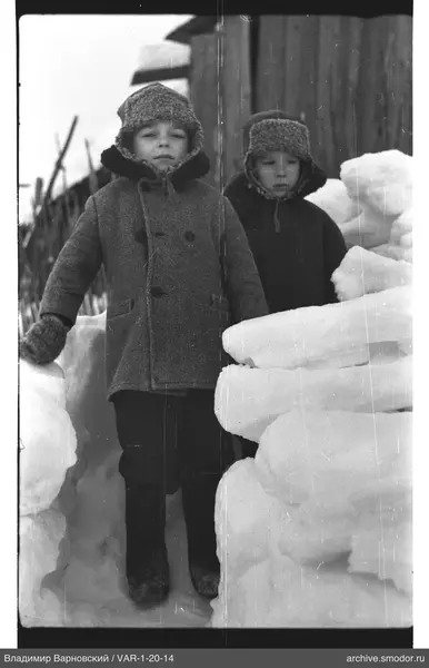 Zwei Jungen im Winterdurchgang