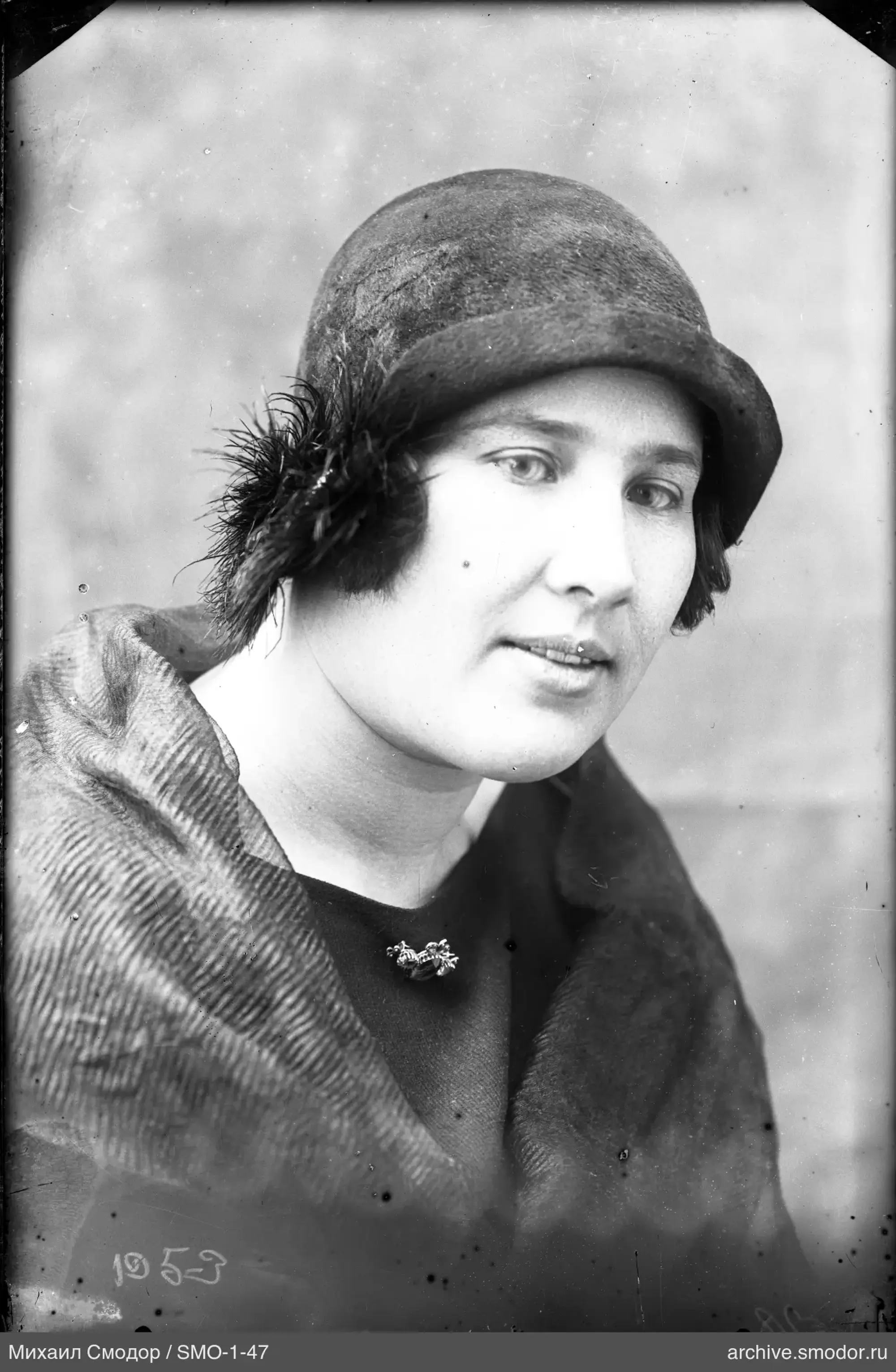 Porträt einer Frau mit Hut und Cape