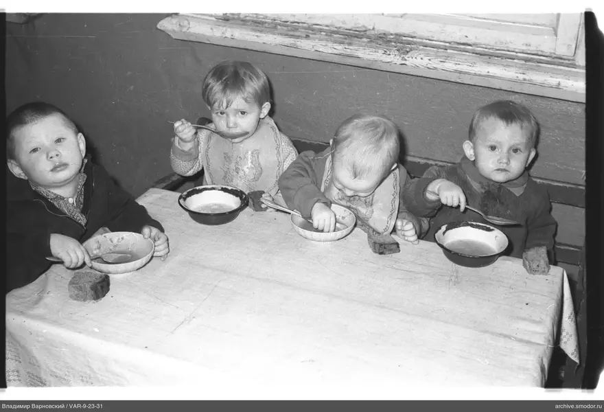 Kinder am Tisch mit Essen