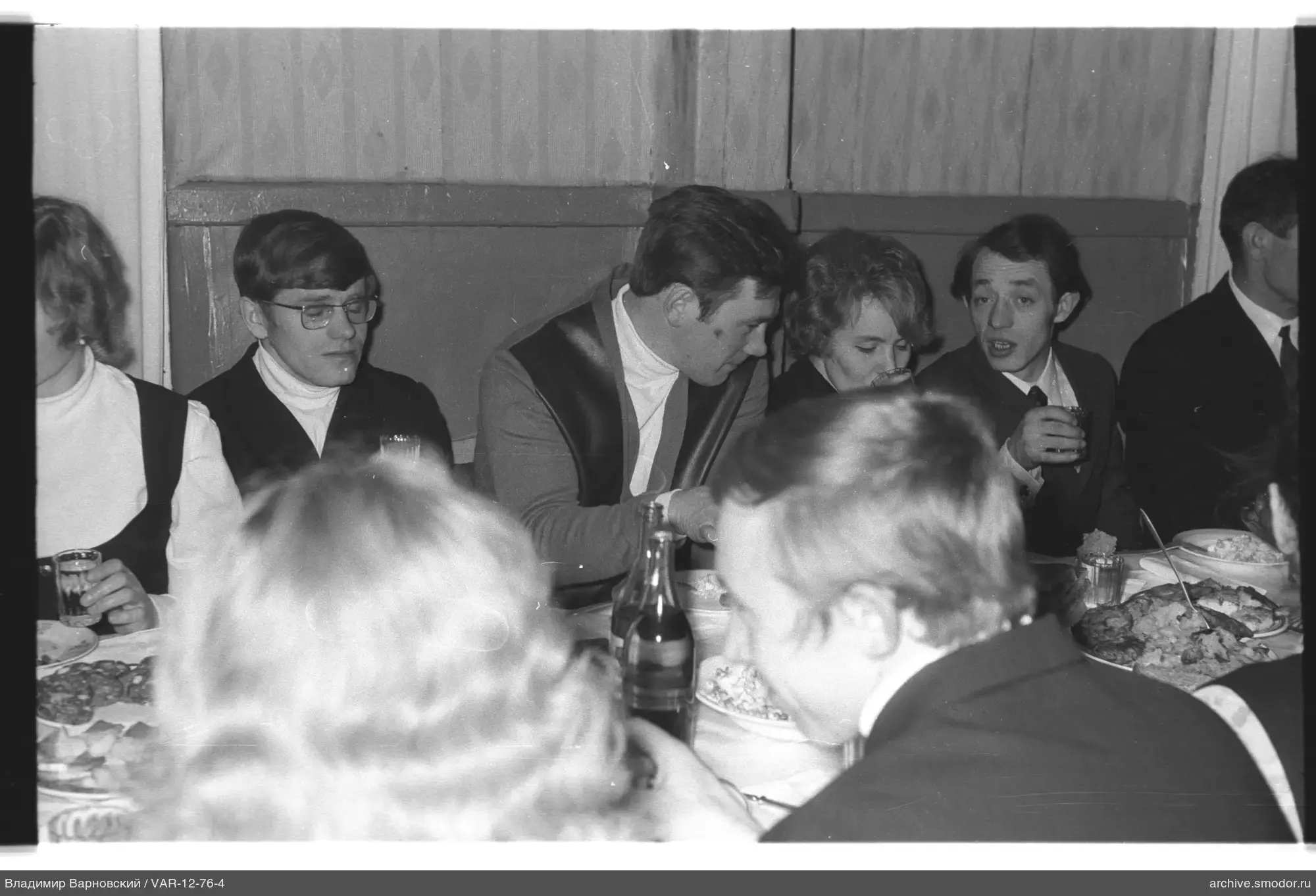 Gruppe am Tisch mit Essen und Getränken