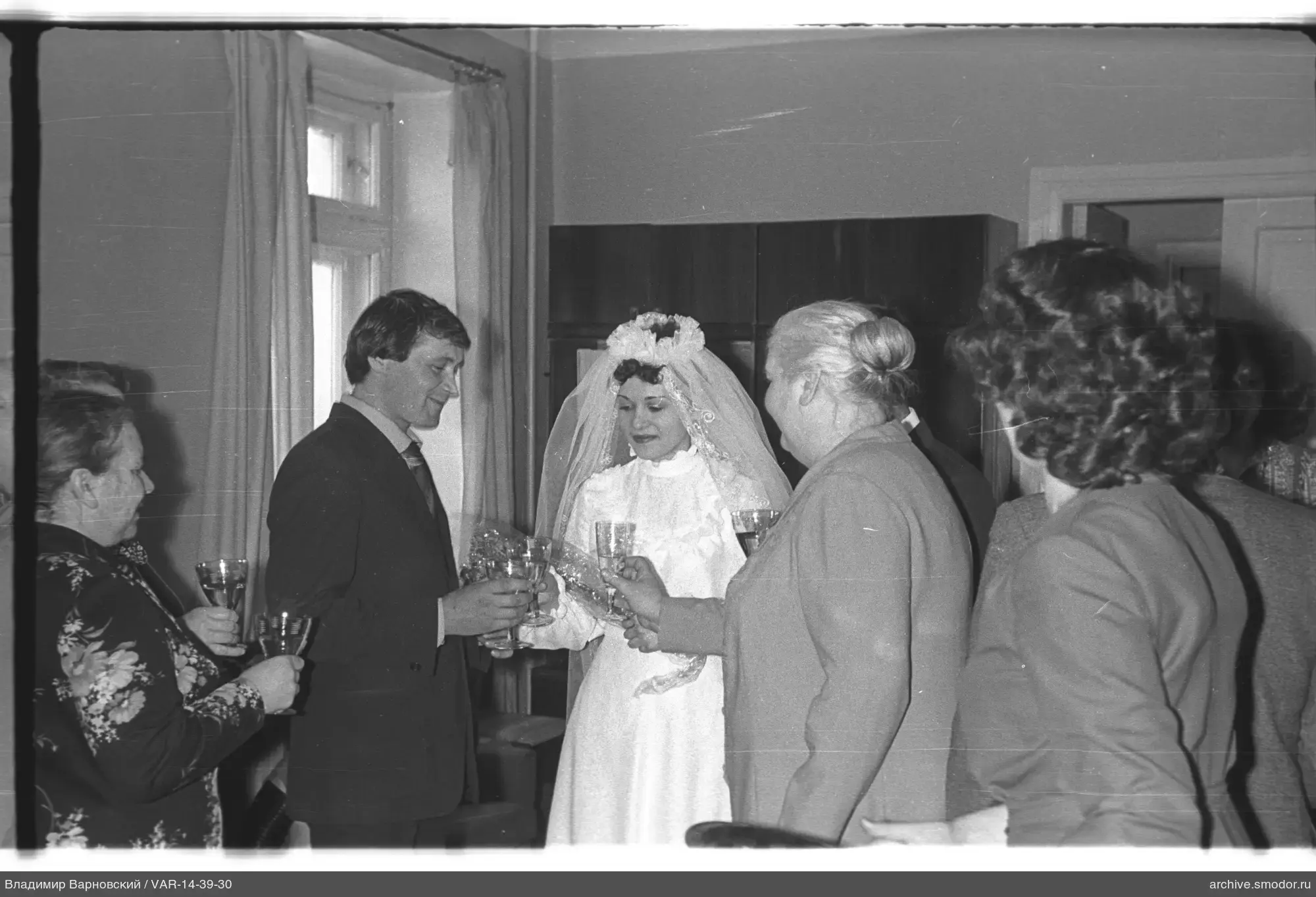 Mann und Frau bei einer Hochzeit im Raum