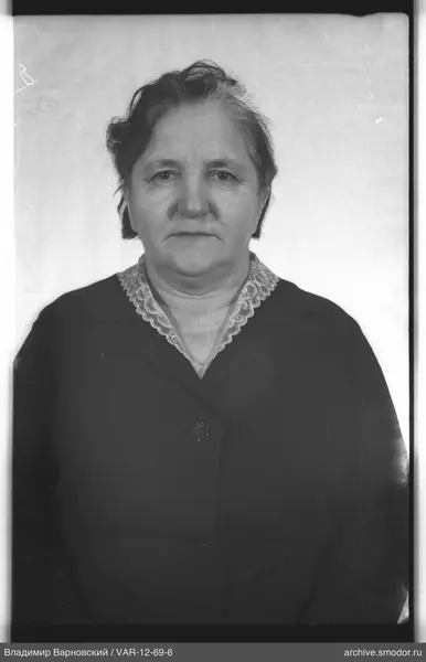 Porträt einer Frau in dunkler Jacke
