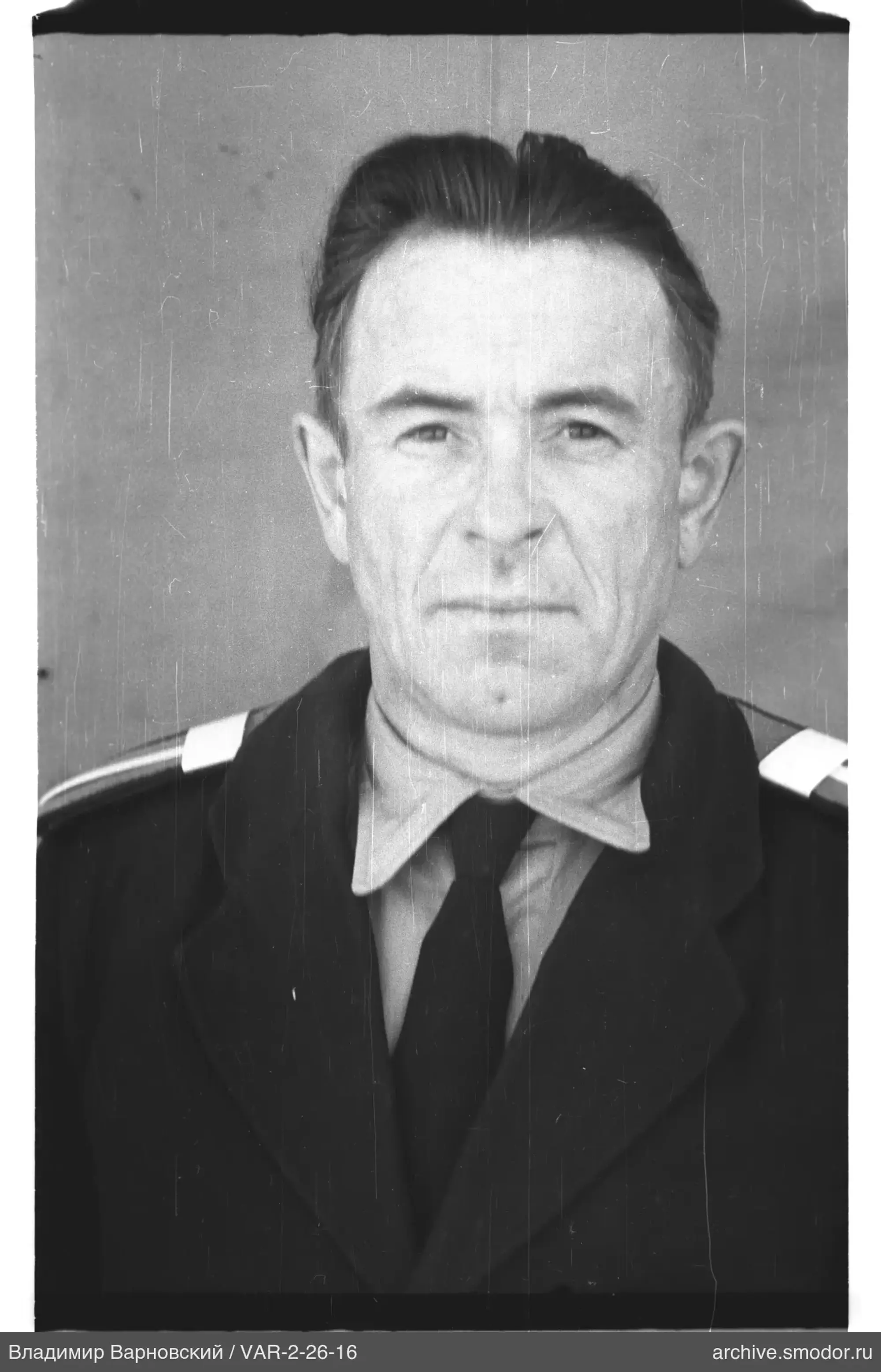 Портрет мужчины в темном пальто