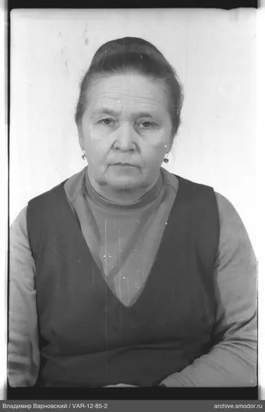 Porträt einer Frau mit Ohrringen