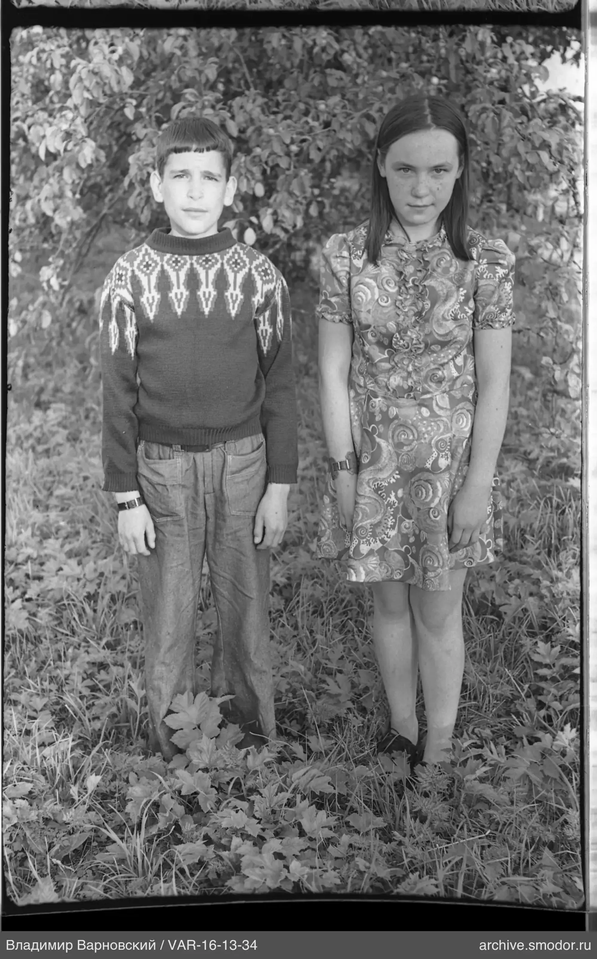 Junge und Mädchen im Gruppenfoto