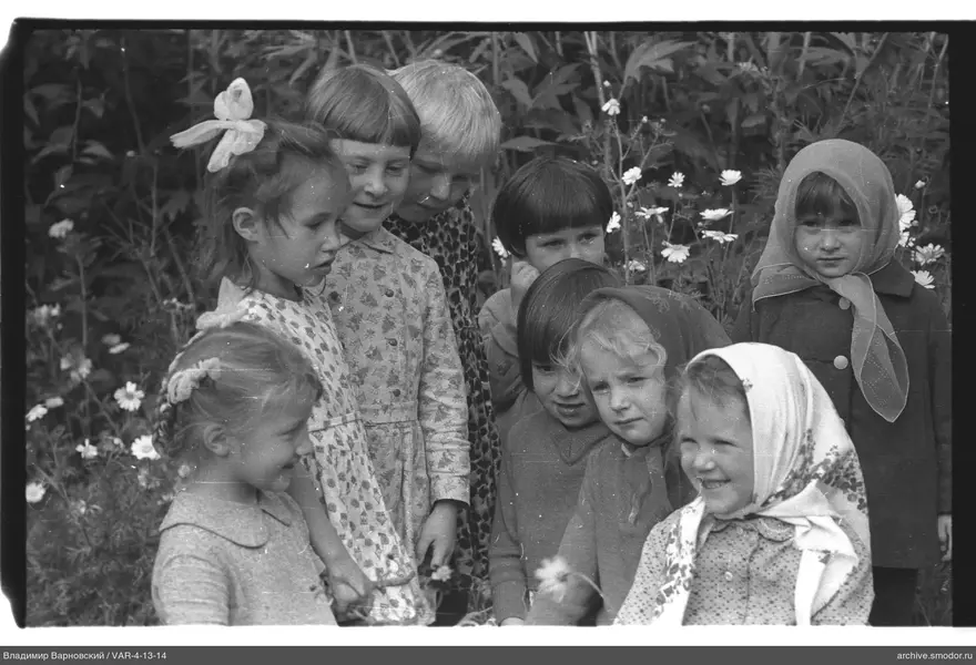 Gruppenporträt von Mädchen vor blühenden Pflanzen