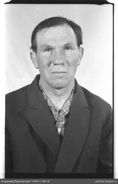 Porträt eines Mannes in Jacke und Hemd