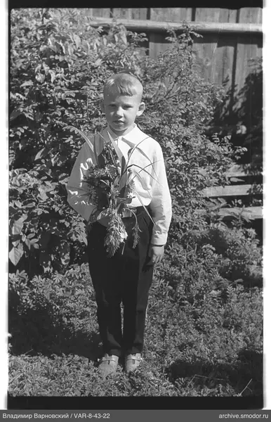 Junge mit Blumenstrauß im Freien