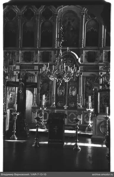 Innenraum einer orthodoxen Kirche mit Ikonostase