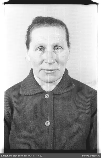 Porträt einer Frau in dunklem Cardigan