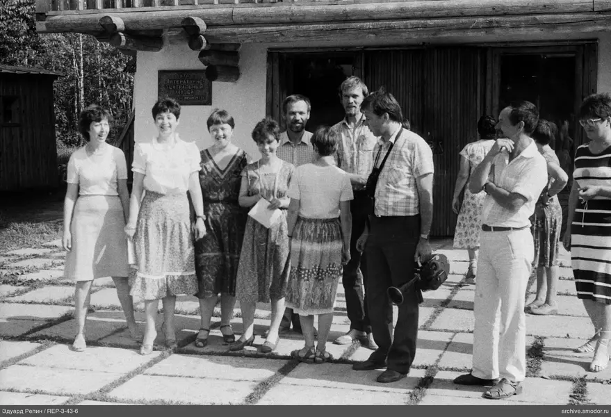 Gruppe vor dem Literatur- und Theatermuseum