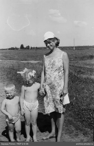 Frau mit Kindern auf Feldweg